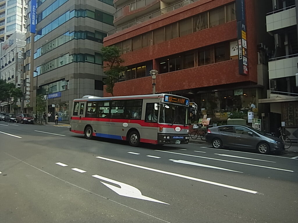 権之助坂を下るバス