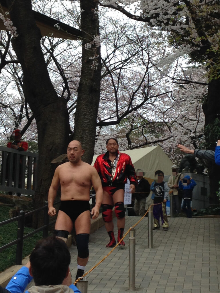 (写真1)ZERO1靖国奉納プロレス