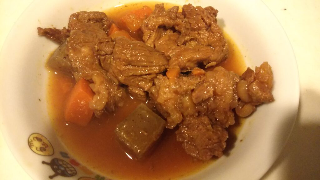 捕鯨船缶詰盛り付け